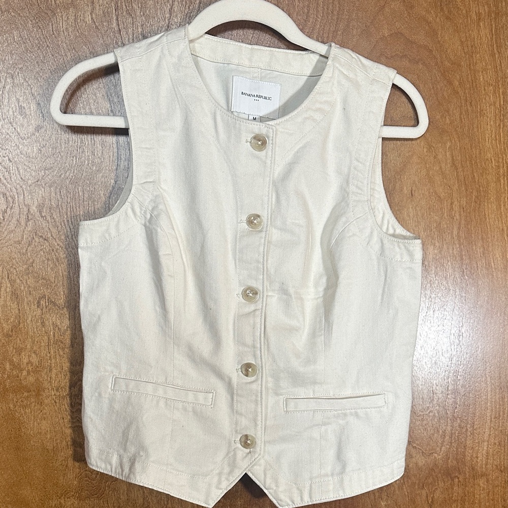 Banana Republic Cream Sleeveless Button-Up Top